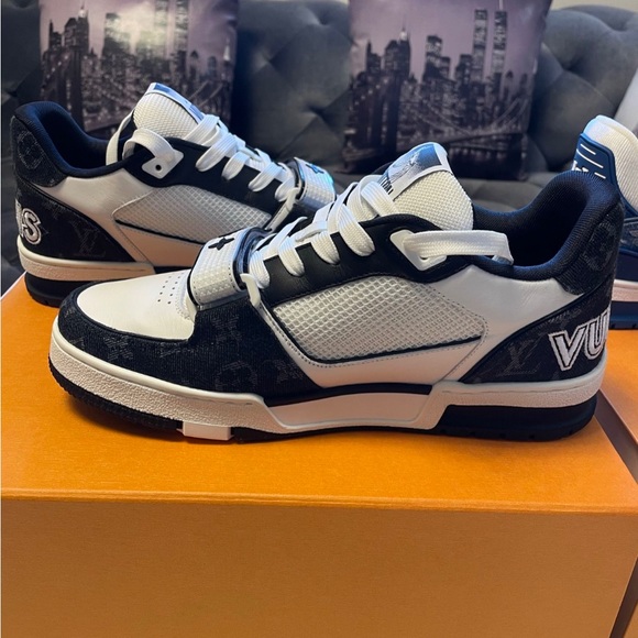 LOUIS VUITTON SNEAKERS - Picture 3 of 8